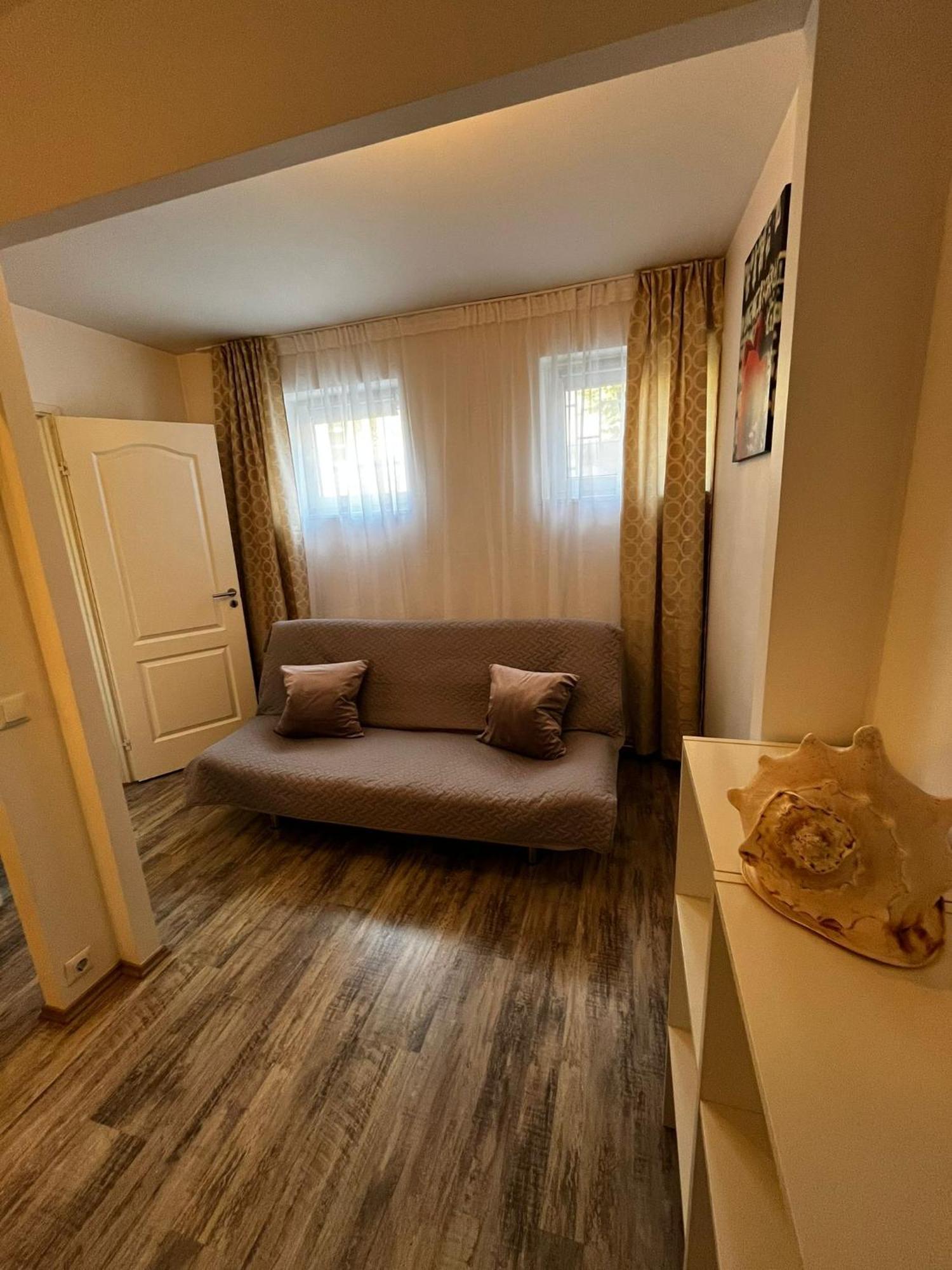 Cozy 1-bdroom In The Centre, Free Parking Apartment *